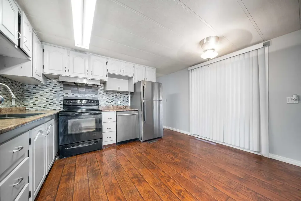 17 De Havilland Boulevard SW Medicine Hat AB T1A 7Y6