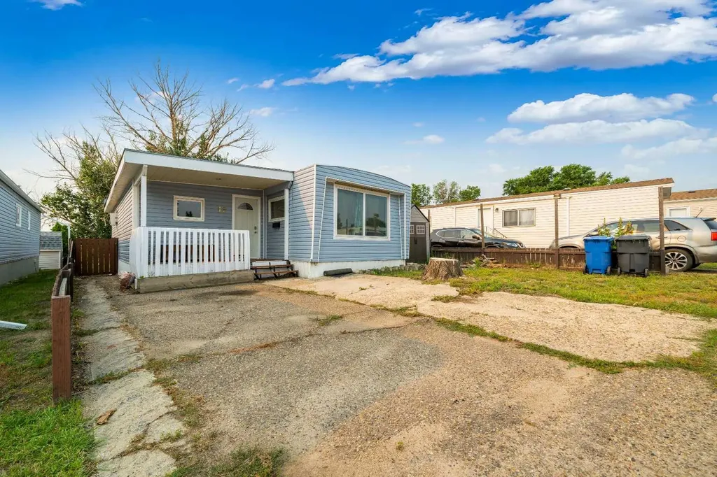 17 De Havilland Boulevard SW Medicine Hat AB T1A 7Y6