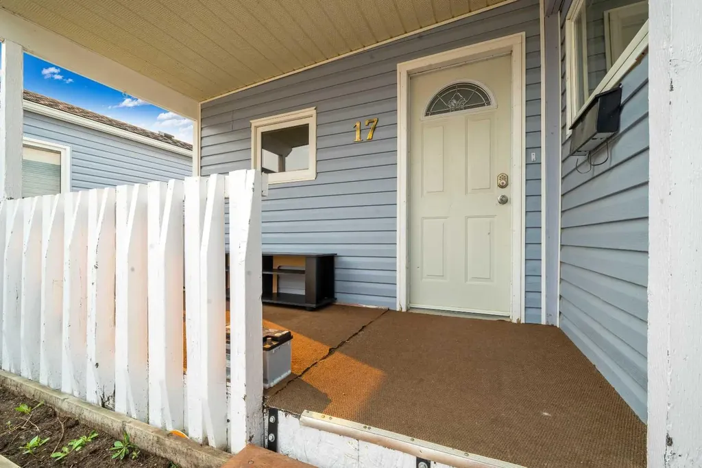 17 De Havilland Boulevard SW Medicine Hat AB T1A 7Y6