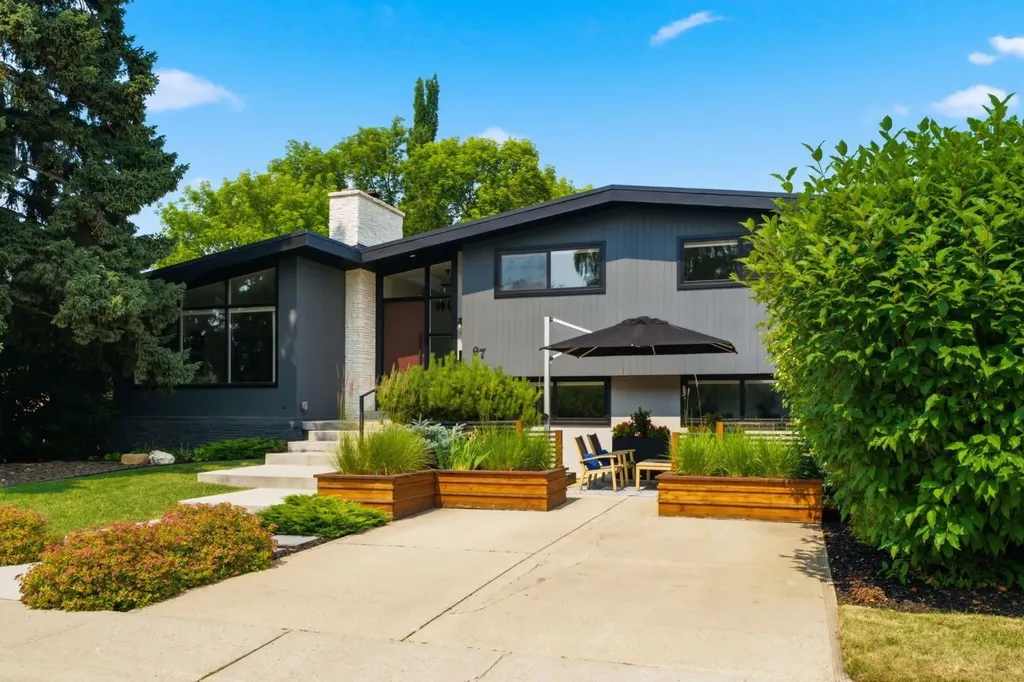 97 Chinook Drive SW Calgary AB T2V 2P8