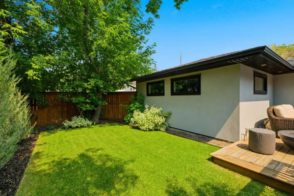 97 Chinook Drive SW Calgary AB T2V 2P8