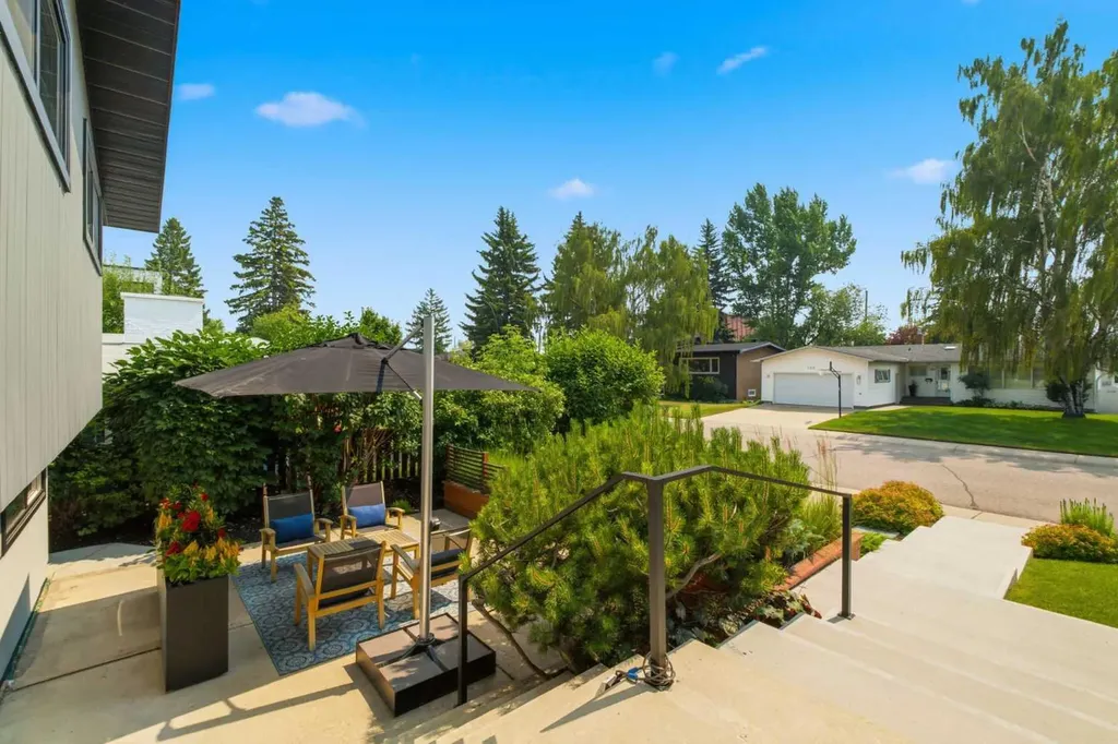97 Chinook Drive SW Calgary AB T2V 2P8