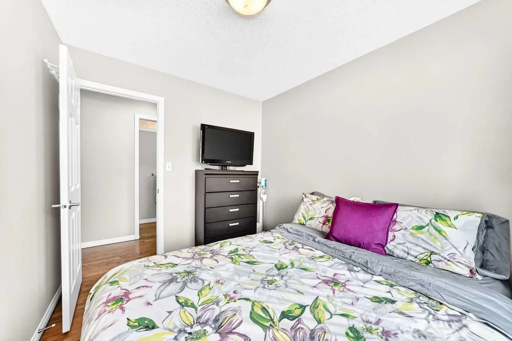 256 Midvalley Place SE Calgary AB T2X 1L3