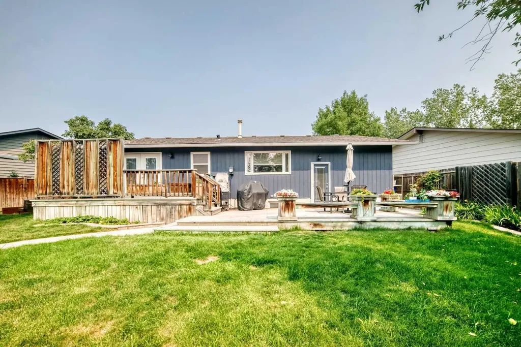 256 Midvalley Place SE Calgary AB T2X 1L3