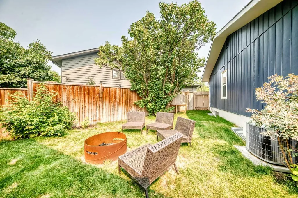 256 Midvalley Place SE Calgary AB T2X 1L3