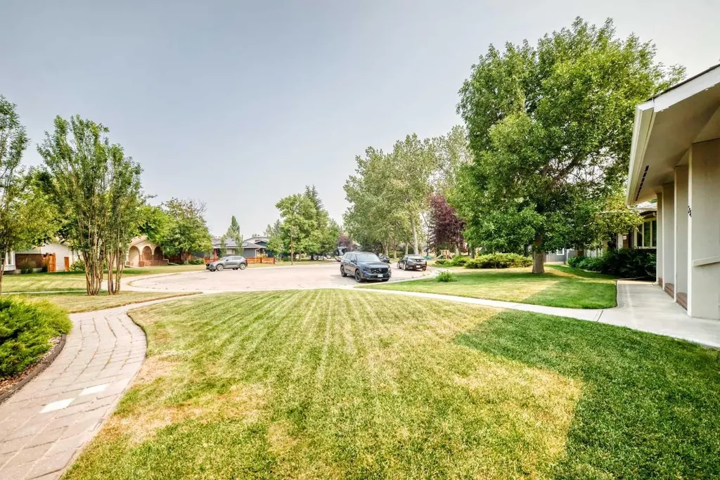 256 Midvalley Place SE Calgary AB T2X 1L3
