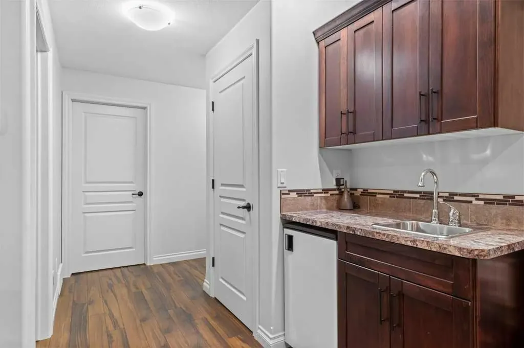 4112 45 Avenue Sylvan Lake AB T4S 0B9