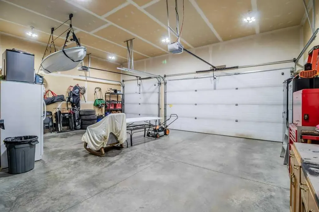 4112 45 Avenue Sylvan Lake AB T4S 0B9