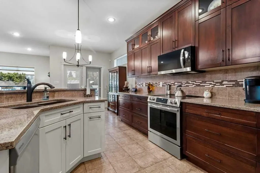 4112 45 Avenue Sylvan Lake AB T4S 0B9