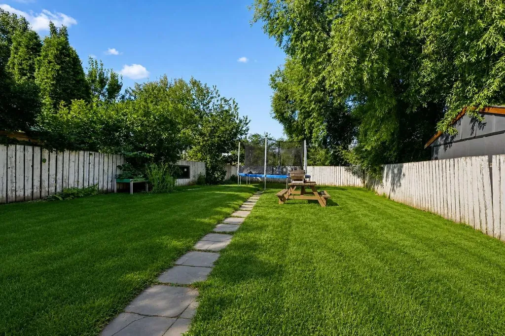 7208 99a Street Grande Prairie AB T8V 4Y4