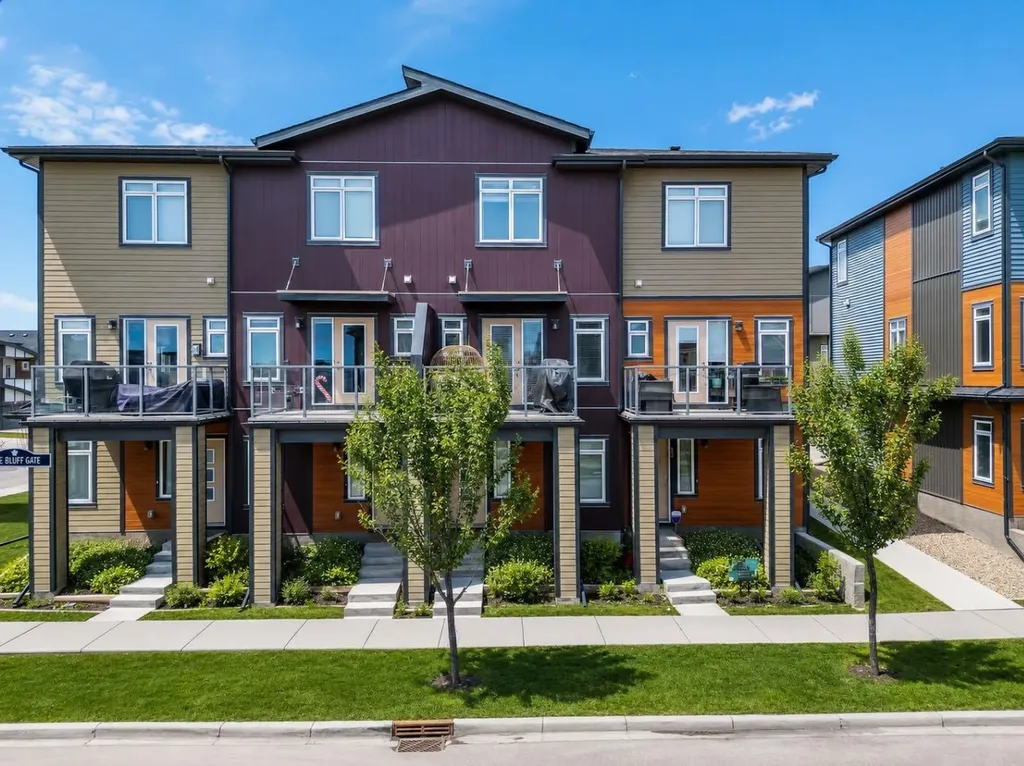 11 Sage Bluff Gate NW Calgary AB T3R 1T5