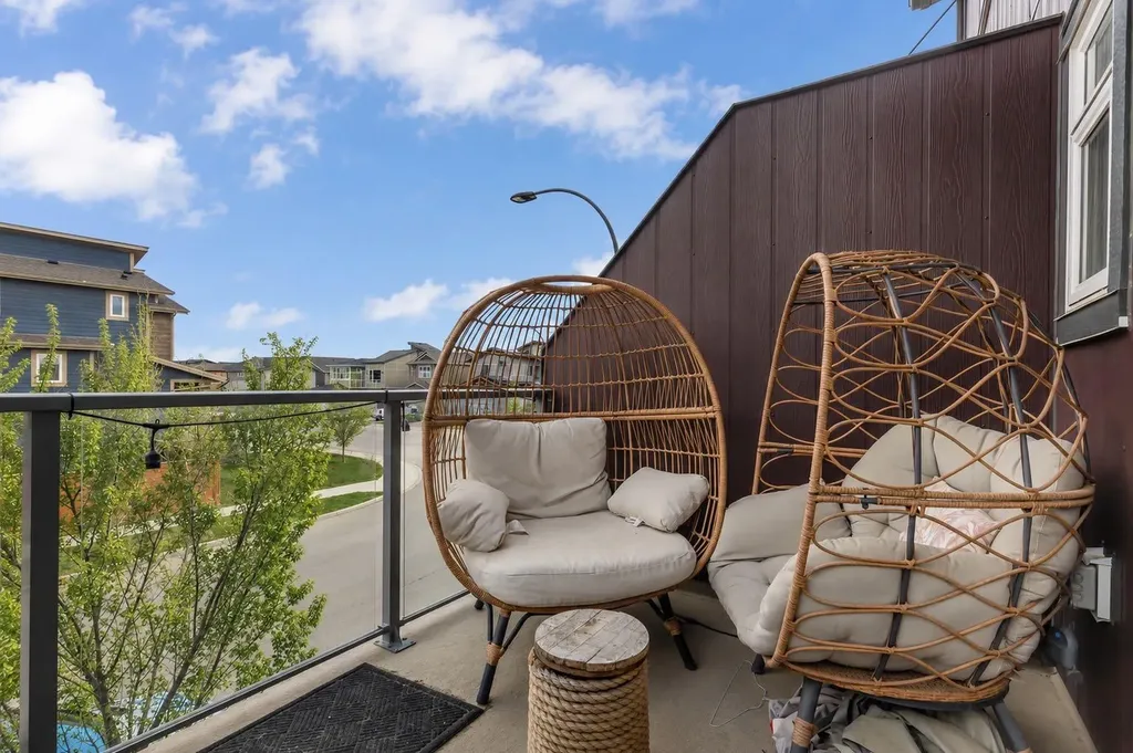11 Sage Bluff Gate NW Calgary AB T3R 1T5