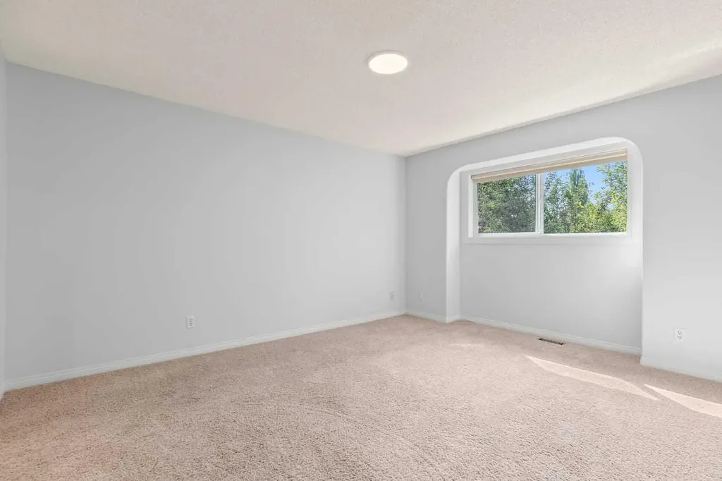 162 Millbank Hill SW Calgary AB T2Y2Z2