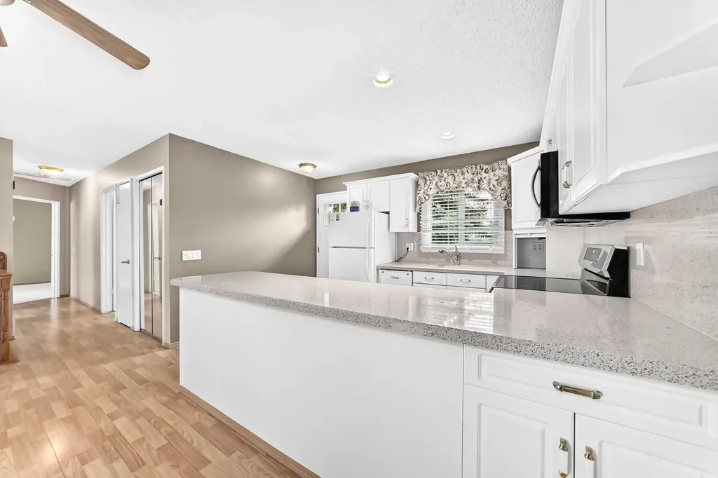 336 Rundlehill Drive NE Calgary AB T1Y2Y2