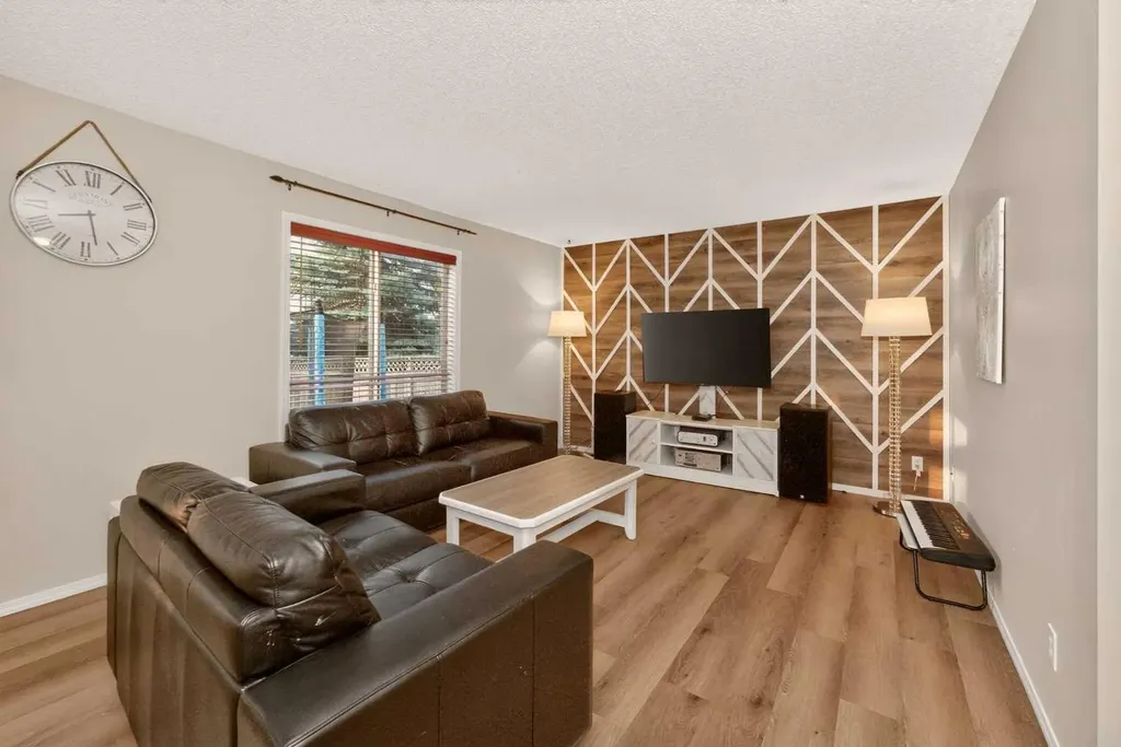 137 Douglas Glen Manor SE Calgary AB T2Z 3Y5