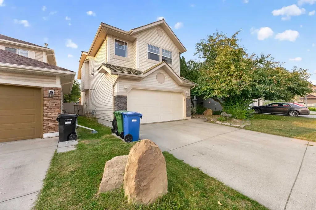 137 Douglas Glen Manor SE Calgary AB T2Z 3Y5