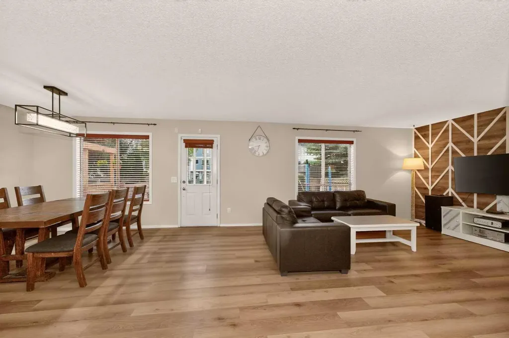 137 Douglas Glen Manor SE Calgary AB T2Z 3Y5