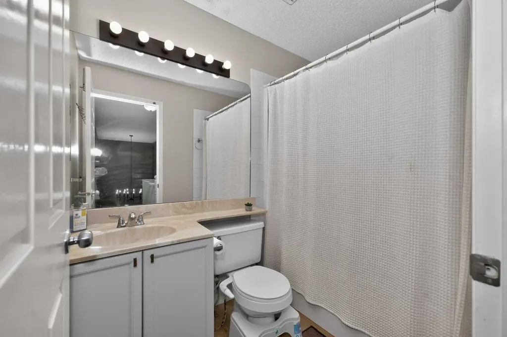137 Douglas Glen Manor SE Calgary AB T2Z 3Y5