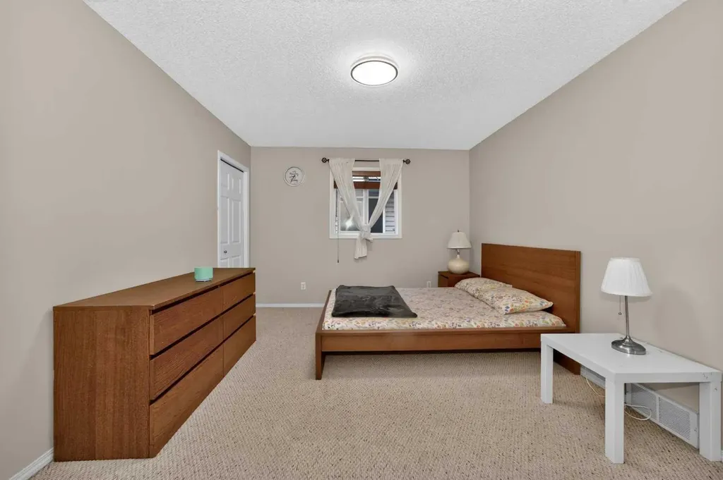 137 Douglas Glen Manor SE Calgary AB T2Z 3Y5
