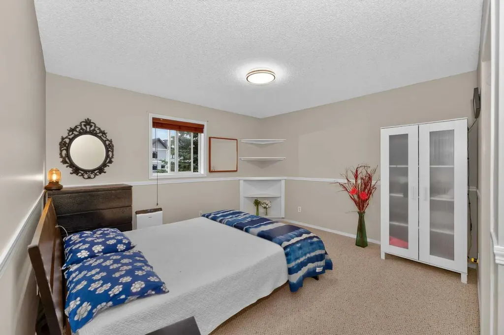 137 Douglas Glen Manor SE Calgary AB T2Z 3Y5