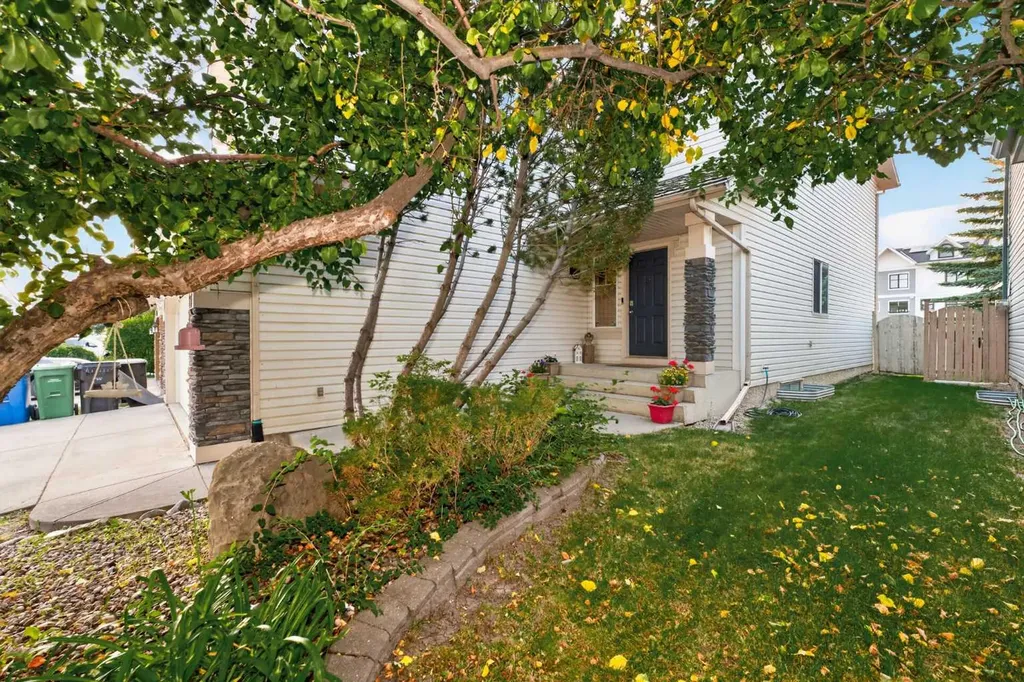 137 Douglas Glen Manor SE Calgary AB T2Z 3Y5