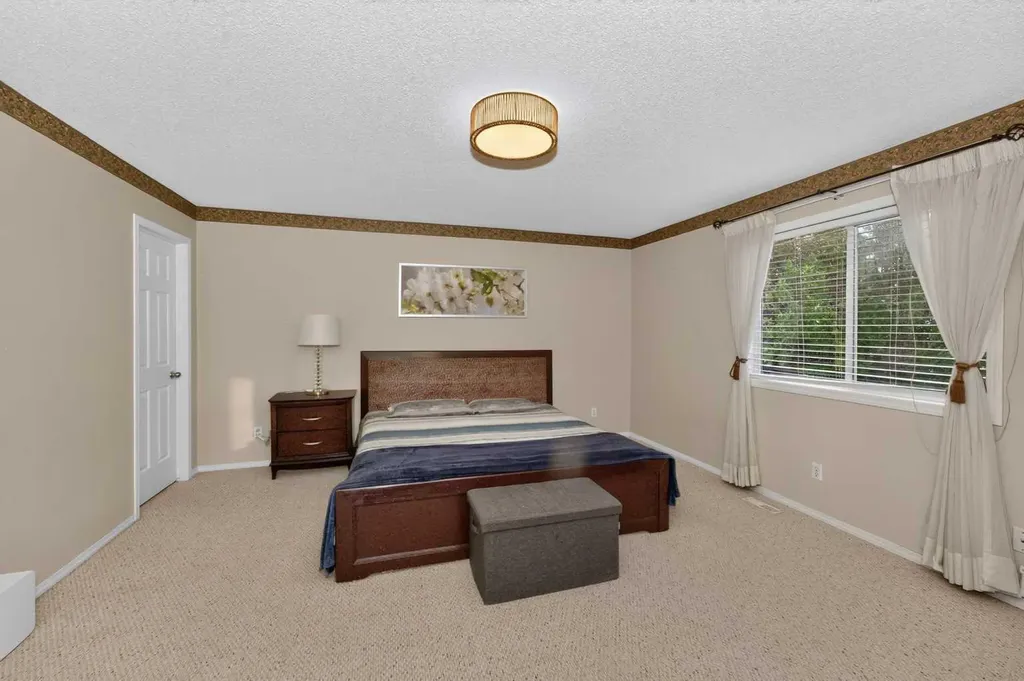 137 Douglas Glen Manor SE Calgary AB T2Z 3Y5