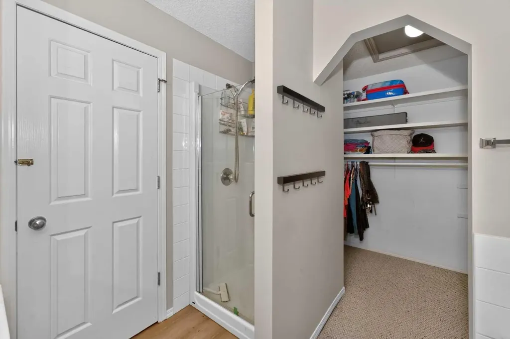 137 Douglas Glen Manor SE Calgary AB T2Z 3Y5