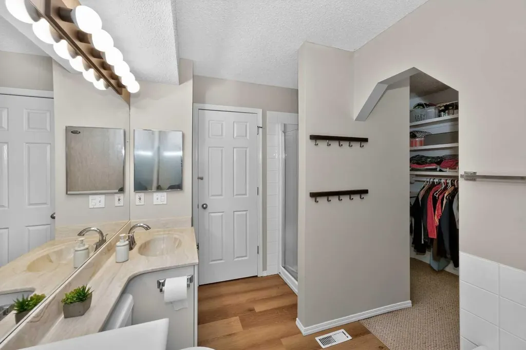 137 Douglas Glen Manor SE Calgary AB T2Z 3Y5