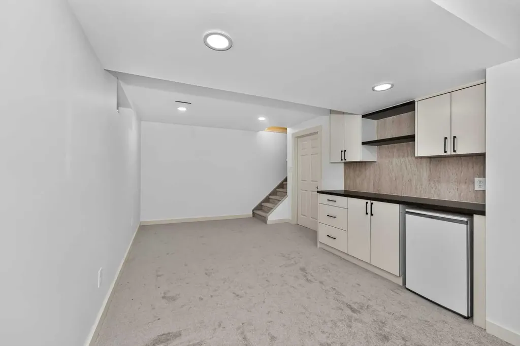 137 Douglas Glen Manor SE Calgary AB T2Z 3Y5