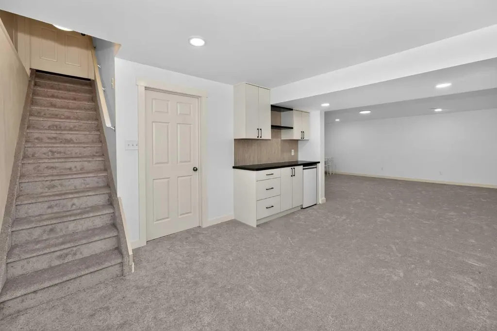 137 Douglas Glen Manor SE Calgary AB T2Z 3Y5