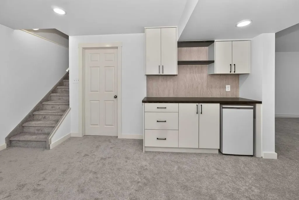 137 Douglas Glen Manor SE Calgary AB T2Z 3Y5