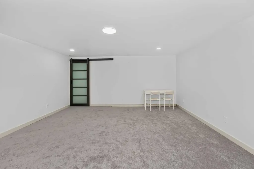 137 Douglas Glen Manor SE Calgary AB T2Z 3Y5