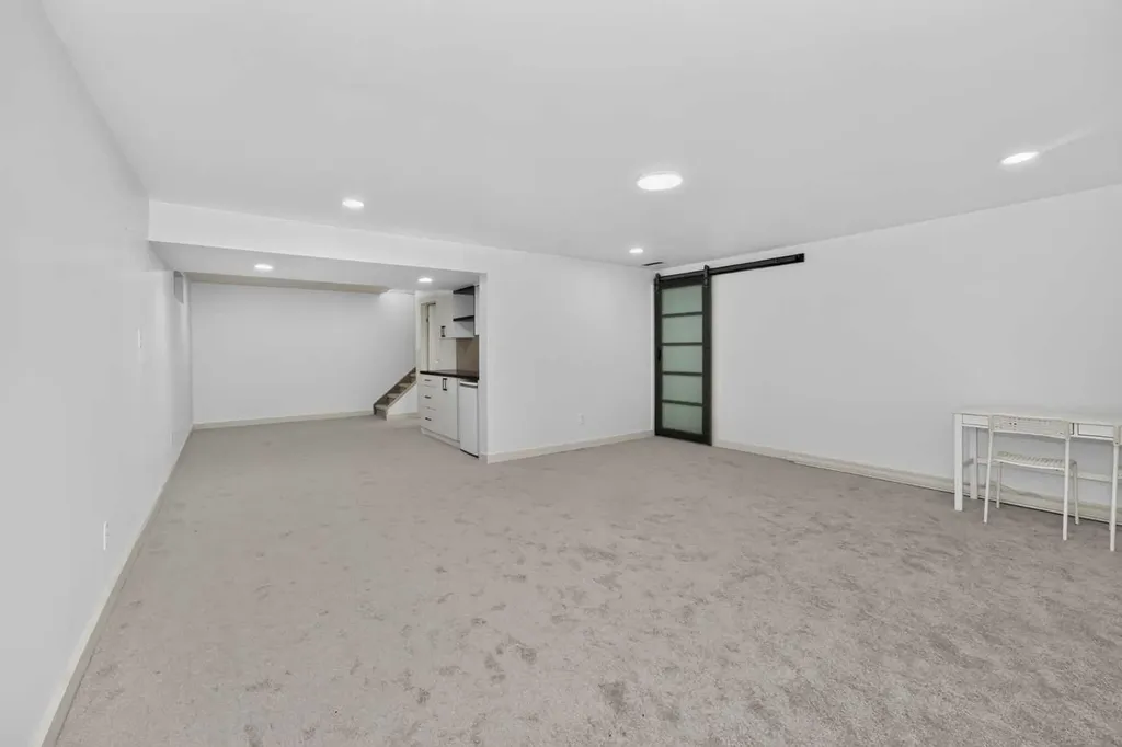 137 Douglas Glen Manor SE Calgary AB T2Z 3Y5
