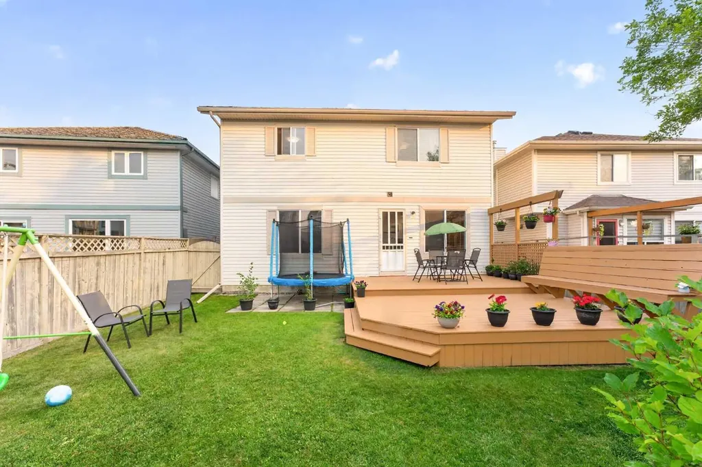137 Douglas Glen Manor SE Calgary AB T2Z 3Y5