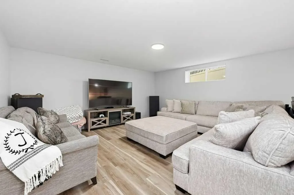 23 Dann Close Red Deer AB T4R 2N3