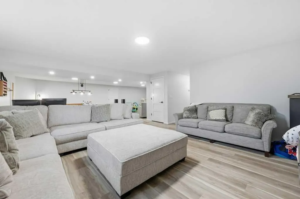 23 Dann Close Red Deer AB T4R 2N3