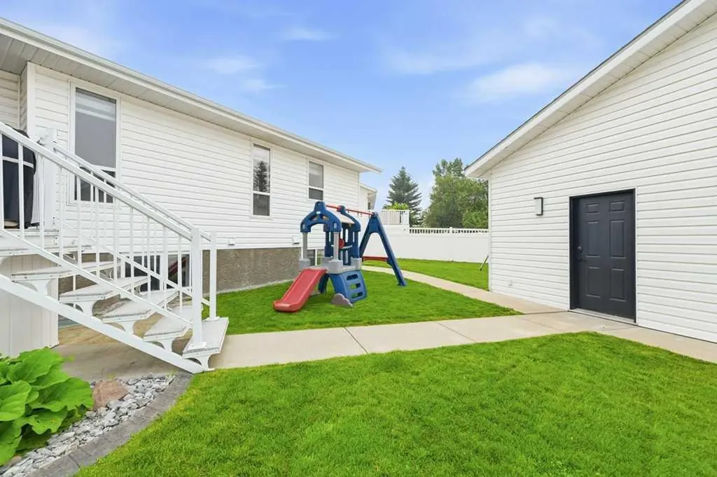 23 Dann Close Red Deer AB T4R 2N3