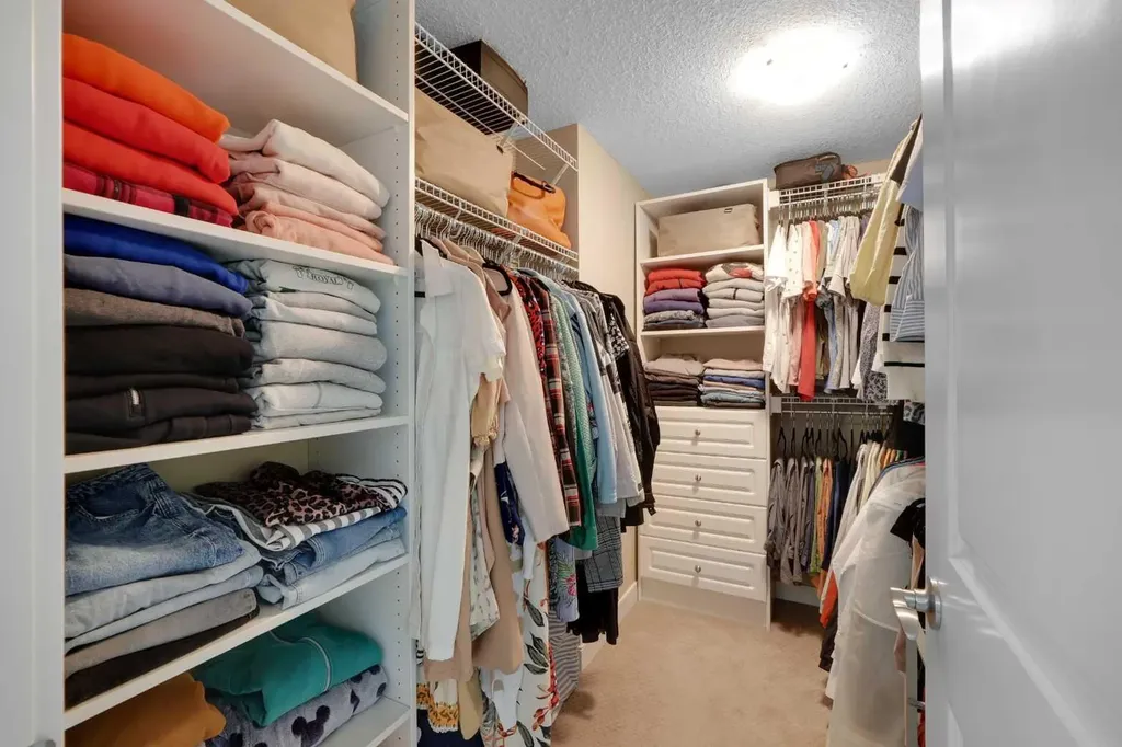 5532 Forand Street SW Calgary AB T3E7S6