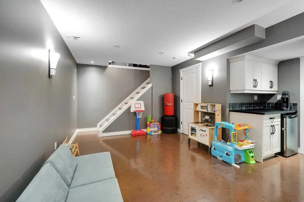 5532 Forand Street SW Calgary AB T3E7S6
