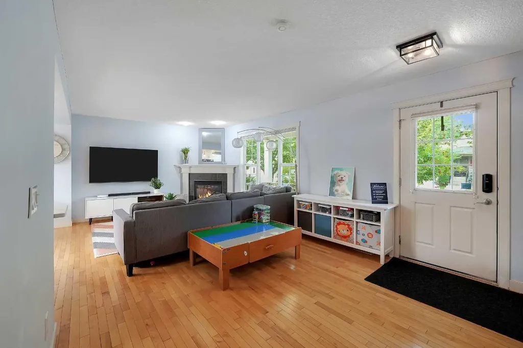 5532 Forand Street SW Calgary AB T3E7S6