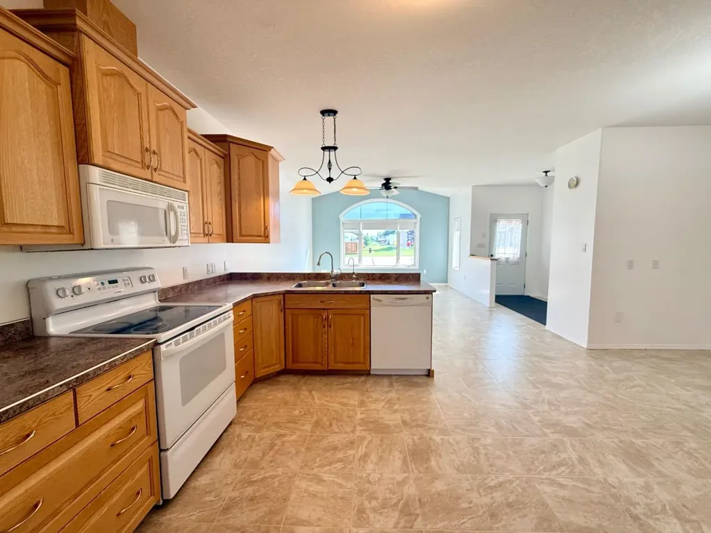 10902 100 Ave Unit 4 La Crete AB T0H2H0