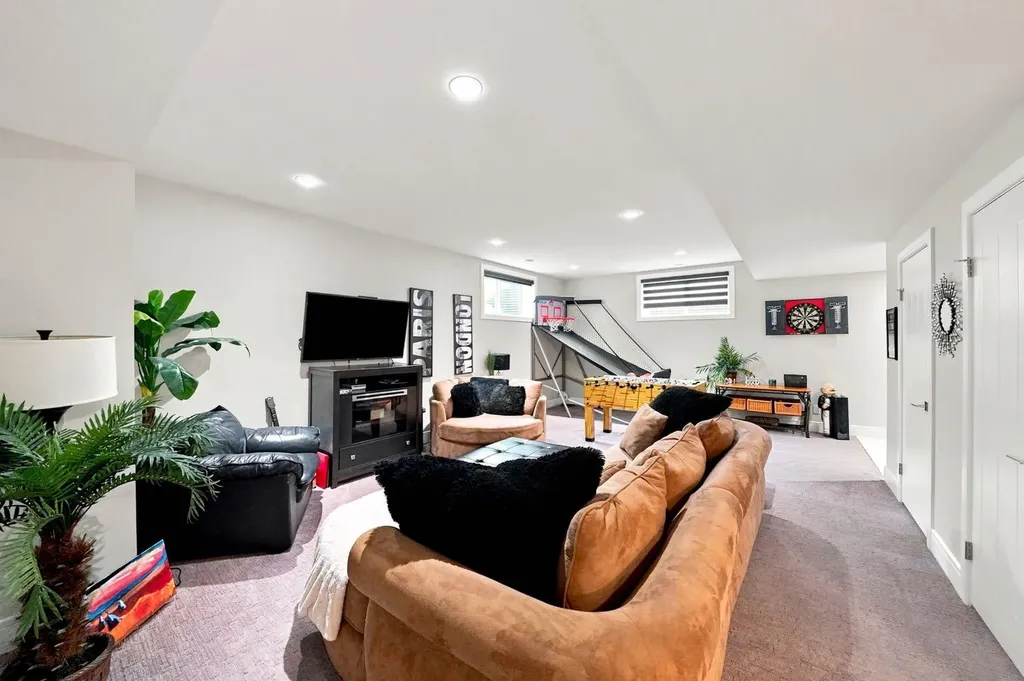 200 Vancouver Crescent Red Deer AB T4R 0N7