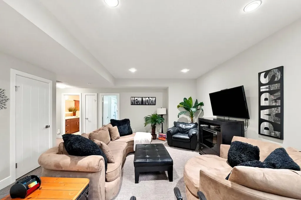 200 Vancouver Crescent Red Deer AB T4R 0N7