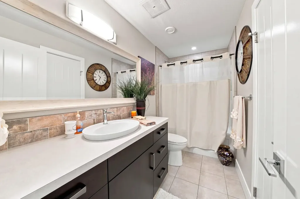 200 Vancouver Crescent Red Deer AB T4R 0N7