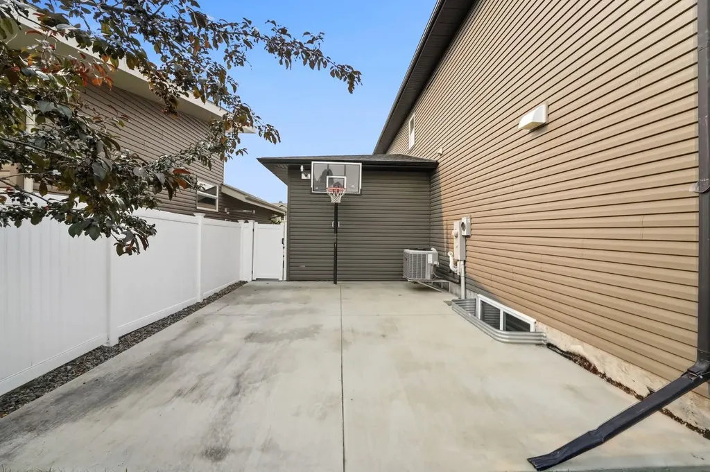 200 Vancouver Crescent Red Deer AB T4R 0N7