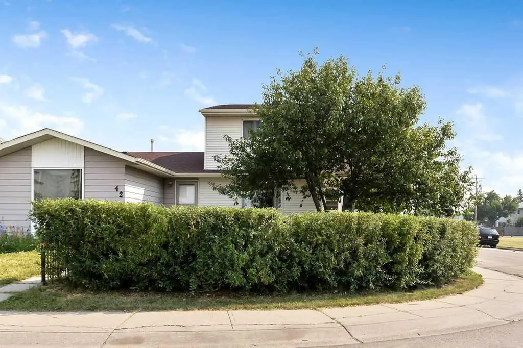 44 Falwood Crescent NE Calgary AB T3J 1E3