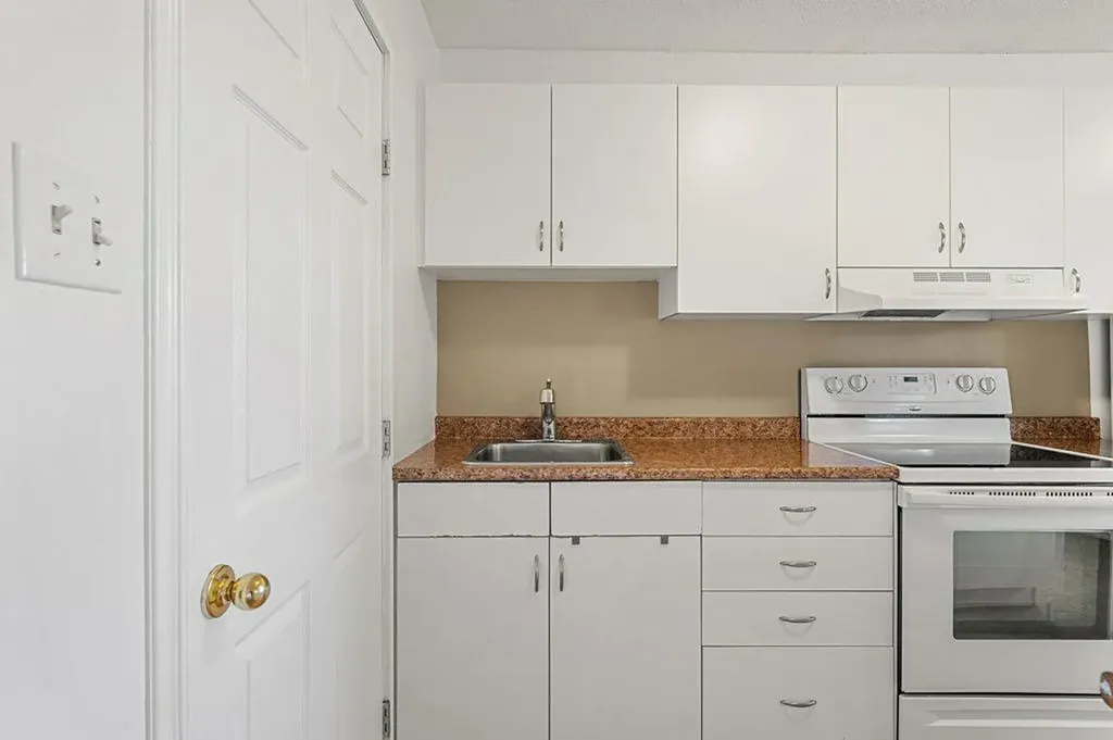 6120B 33 Avenue NW Calgary AB T3B 1B8