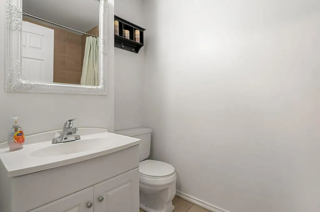 6120B 33 Avenue NW Calgary AB T3B 1B8