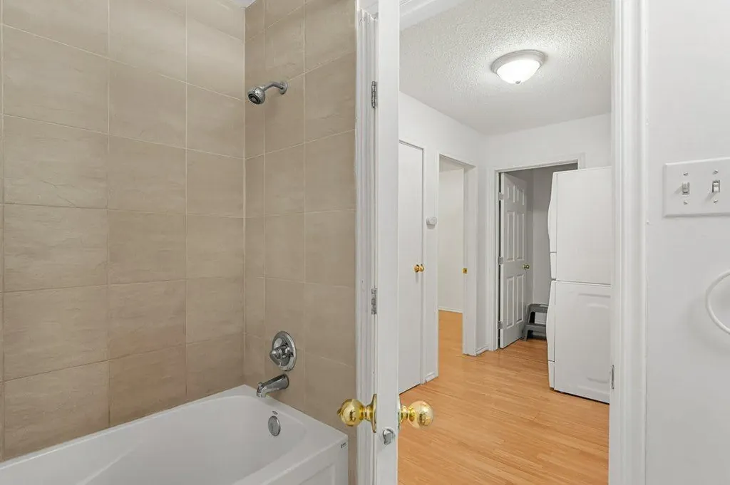 6120B 33 Avenue NW Calgary AB T3B 1B8