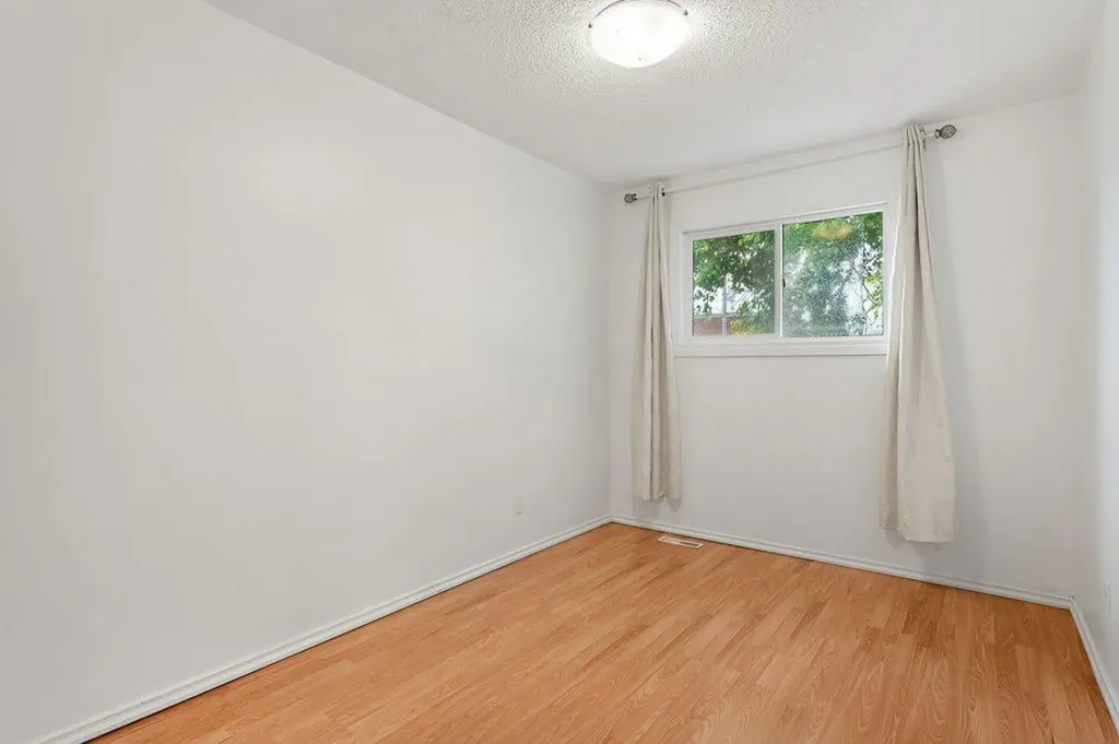 6120B 33 Avenue NW Calgary AB T3B 1B8